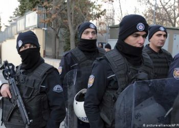 تركيا.. اعتقال 13 من الجيش والشرطة