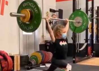 طفلة عمرها 7 سنوات تسجل رقمًا قياسيًا في رفع الأثقال