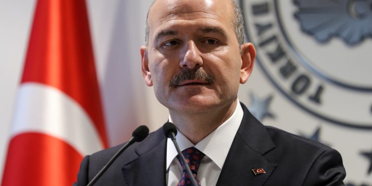 وزير داخلية تركيا يدافع عن إغلاق باب الجامعة بالأصفاد