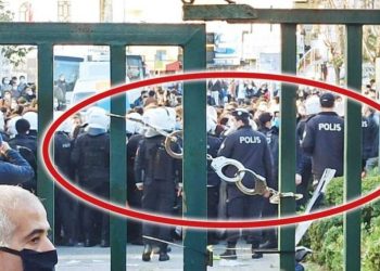 التحقيق في واقعة إغلاق بوابة جامعة البوسفور بالكلبشات