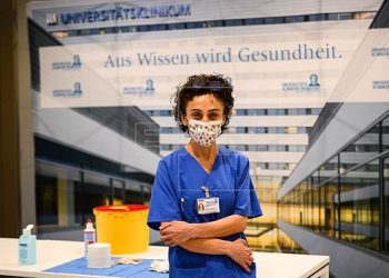 “زينب قالمايار” أول تركية تحصل على جواز سفر كورونا