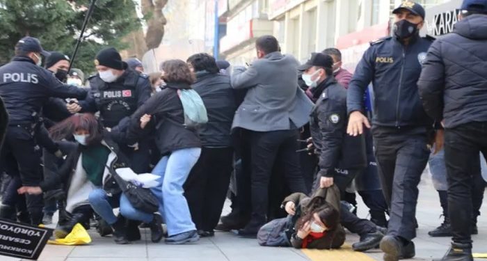 استمرار تداعيات تعيين “عميد أروغان”.. اعتقال 20 طالبًا في أنقرة