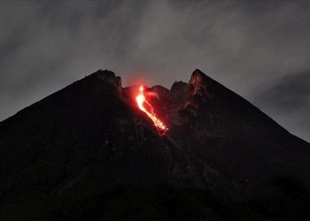 بركان ميرابي في إندونيسيا يثور 36 مرة في ست ساعات