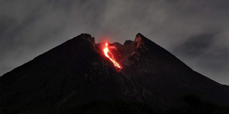 بركان ميرابي في إندونيسيا يثور 36 مرة في ست ساعات