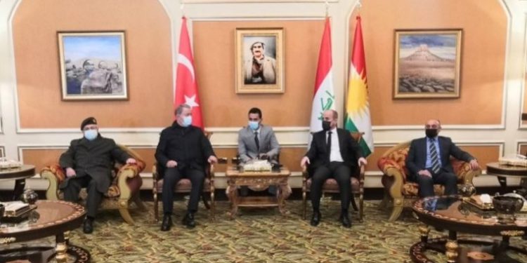 وزير دفاع تركيا وعلم كردستان.. صورة تثير جدلاً