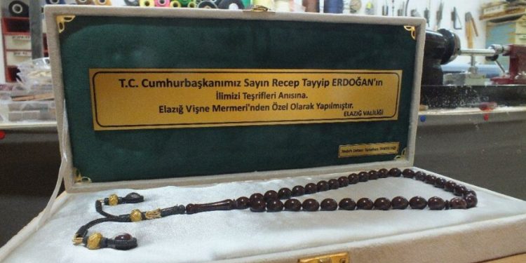 مسبحة خاصة لأردوغان من الرخام الكرزي