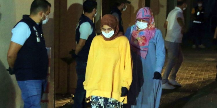 جدران الخوف تنهار! ضحيتان للتفتيش العاري ترفعان دعوى بالمحكمة الدستورية