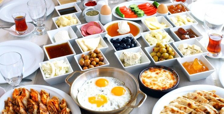 فَنُّ إعداد مائدة ناجحة وجذابة على الطريقة التركية