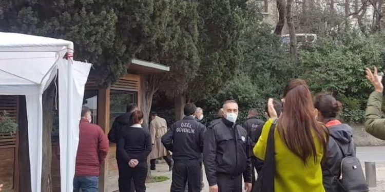 نائب رئيس جامعة البسفور يلوذ بالفرار فور رؤيته الطلاب