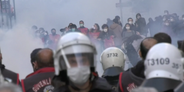 تركيا.. الشرطة تعتدي على تظاهرة تضامنية مع طلاب البوسفور في إزمير