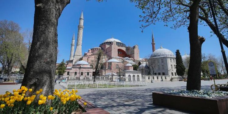 اليونان يجب إعادة آيا صوفيا في تركيا إلى متحف