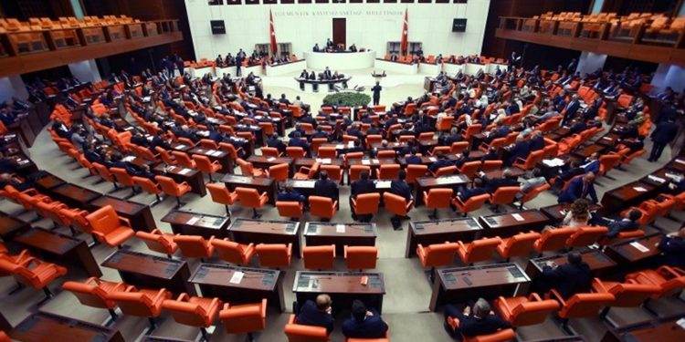 تركيا.. الحكومة تطلب رفع الحصانة عن 9 نواب من الحزب الكردي