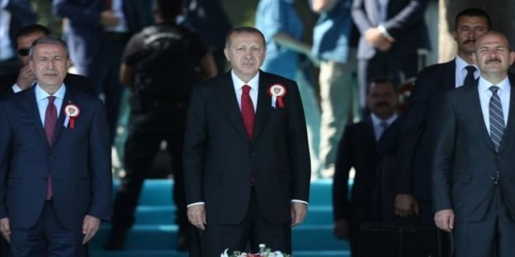 صحفي: أردوغان قد يطيح ببعض المناصب ردًا على استشهاد 13 تركيًّا