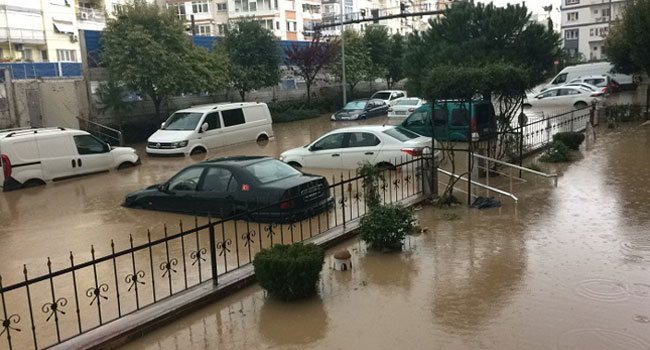 بعد 3 زلازل متتالية.. إزمير تتعرض لسيول