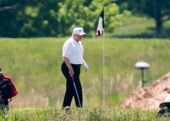 ترامب يتغيب عن مشاهدة جلسة محاكمته للعب الغولف