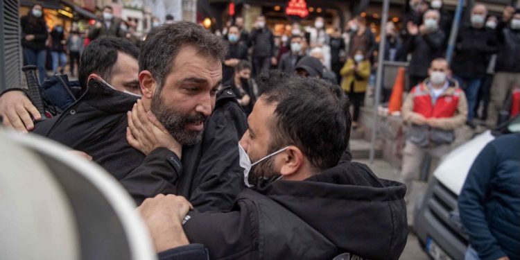 تركيا.. الشرطة تعتدي على برلماني متضامن مع طلاب البسفور