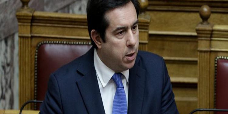 وزير الهجرة اليوناني: تركيا تكذب بشأن إعادة قوارب المهاجرين!