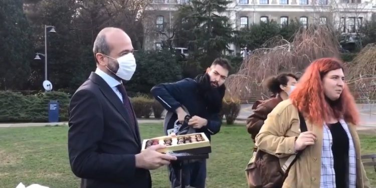 طلاب البسفور يرفضون الحلوى من صديق رئيس الجامعة