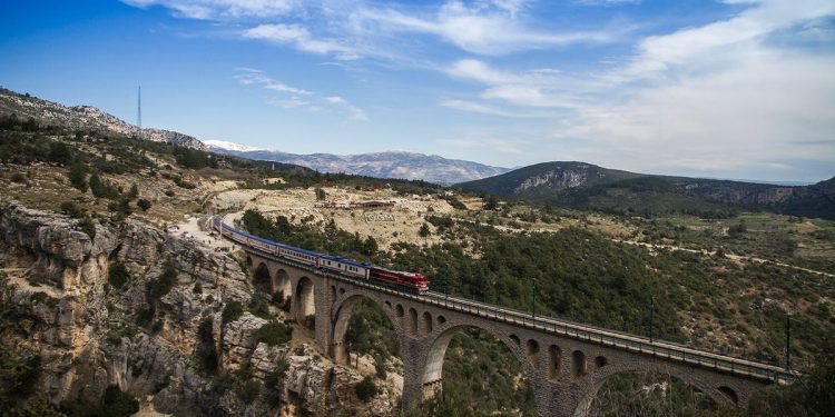 جسر فاردا جميل ليلاً ونهارًا