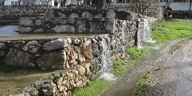 قرية تركية يتدفق الماء من جميع أنحائها