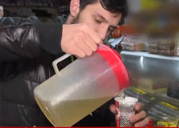 تركيا.. مواطنون في إسطنبول يشترون الزيت في أكواب!