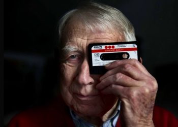 وفاة مخترع شريط الكاسيت