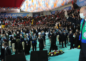 صحفي تركي: يحظرون العمرة ويسمحون بمؤتمرات أردوغان!