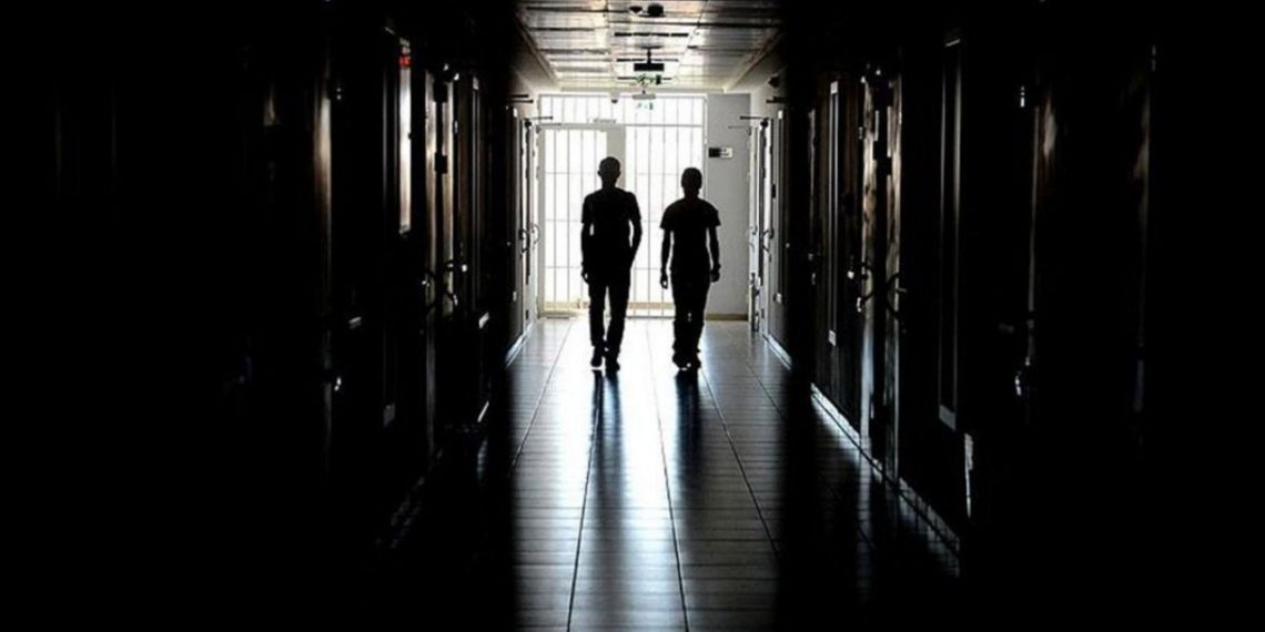 تركيا.. تقرير حقوقي يؤكد تفتيش المعتقلين عراة داخل السجون