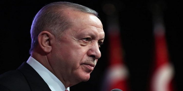 فايننشال تايمز: قرارات أردوغان “دليل ضعف”