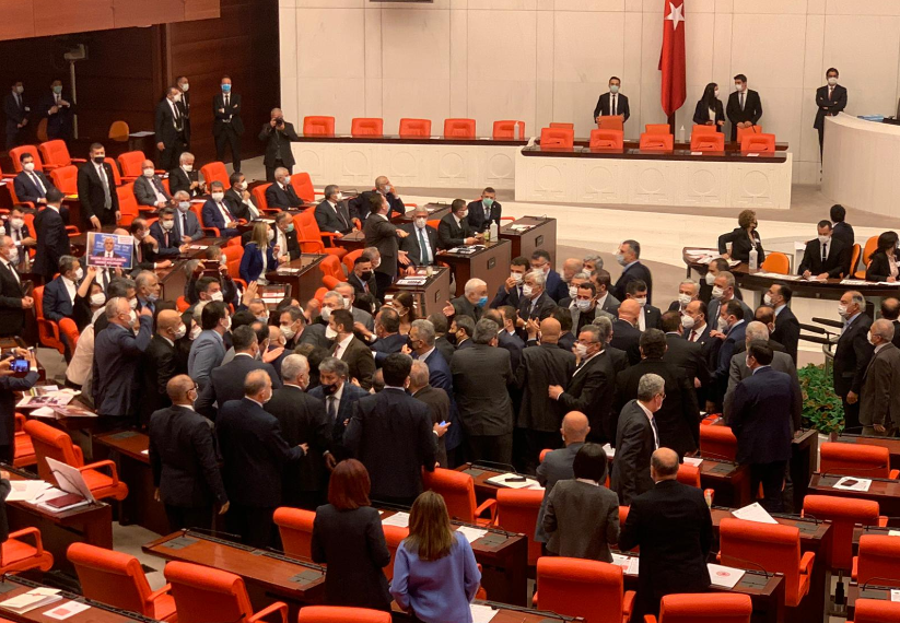 تركيا.. إدانة واسعة لاعتقال جرجرلي أوغلو من البرلمان