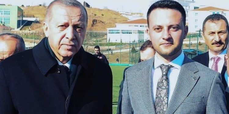 كاتب تركي: يرفعون شارة “رابعة” ويعيشون حياة فرعون!