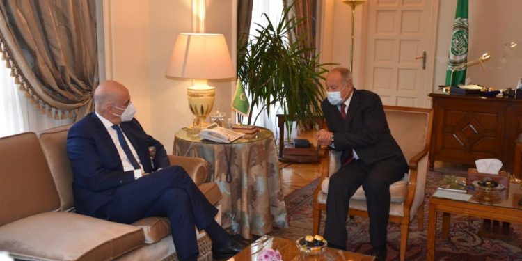 أبو الغيط يناقش مع وزير خارجية اليونان أهم قضايا المنطقة