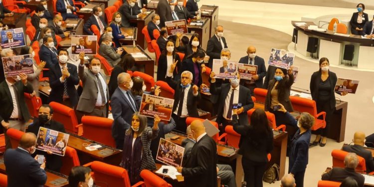 احتجاج داخل البرلمان التركي بعد إسقاط عضوية برلماني معارض