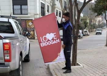 إزالة لوحات “أحب أردوغان” من شوارع إزمير