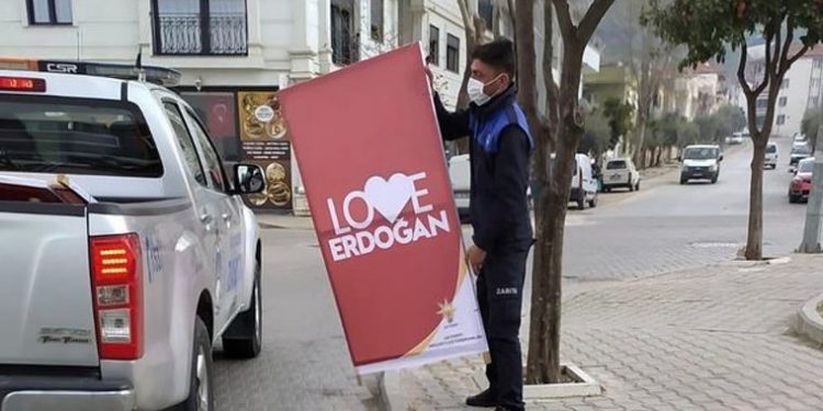 إزالة لوحات “أحب أردوغان” من شوارع إزمير