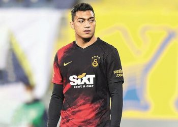 أول “كارت أحمر” للمصري مصطفى محمد في الدوري التركي