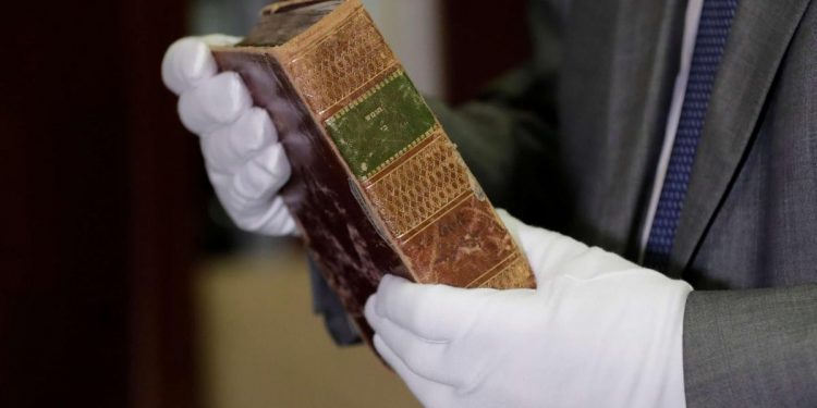 تركيا.. ضبط نسخة تاريخية من التوراة عمرها 2500 سنة