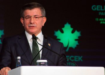 داود أوغلو: فساد حزب أردوغان هو ما سيقضي عليه