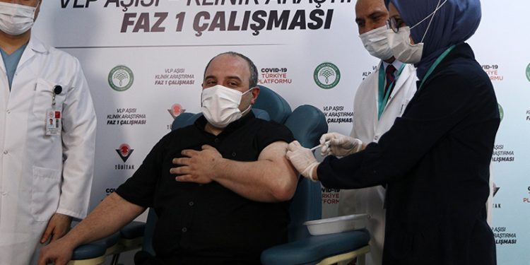 تركيا.. وزير الصناعة يحصل على لقاح كورونا المحلي