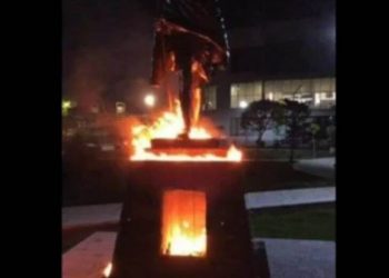 مجهولون يضرمون النار في تمثال لغاندي في يريفان.. والسبب تركي