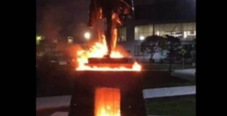 مجهولون يضرمون النار في تمثال لغاندي في يريفان.. والسبب تركي