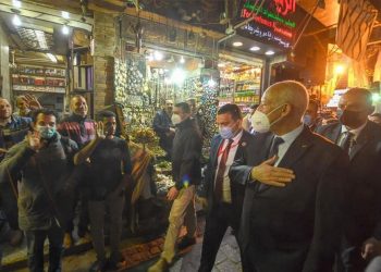 الرئيس التونسي يتجول في أحياء القاهرة وسط المصريين