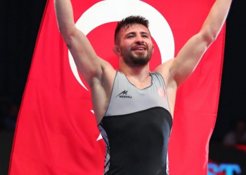 المصارع التركي سليمان أطلي يفوز بذهبية في بطولة أوروبا