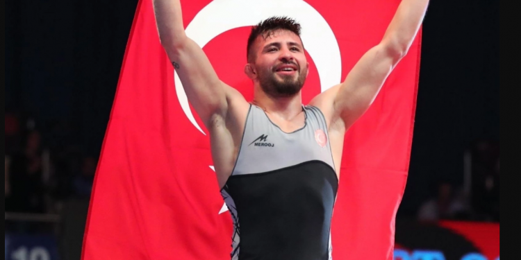 المصارع التركي سليمان أطلي يفوز بذهبية في بطولة أوروبا