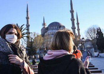 إصابات كورونا في إسطنبول ترتفع عشرة أضعاف