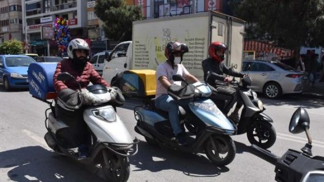 مهندسون ومدرسون أتراك يعملون بوظيفة “دليفري”