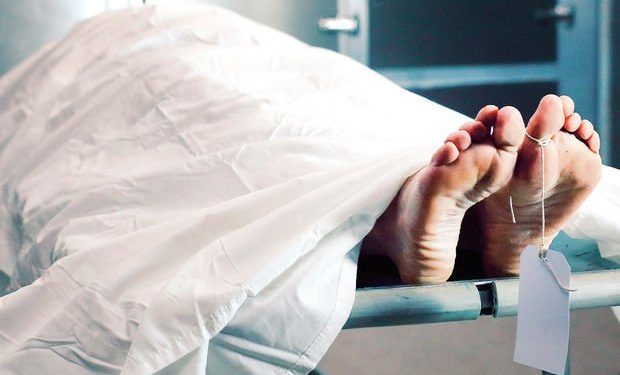 رجل هندي يعود إلى منزله بعد أسبوع من جنازته!!