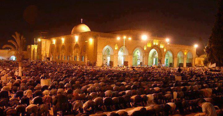 رغم التوتر والقيود.. المسجد الأقصى يعج بأكثر من 90 ألف مصلي في ليلة القدر