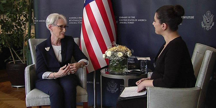 مسؤولة أمريكية تتحدث من تركيا عن تراجع الديمقراطية