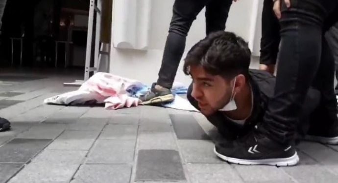 الشرطة التركية تعتقل شابين تظاهرا ضد المافيا!